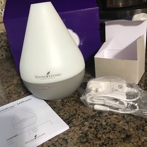 Young Living Dewdrop diffuser very easy to use,can run 10 hours on intermittent